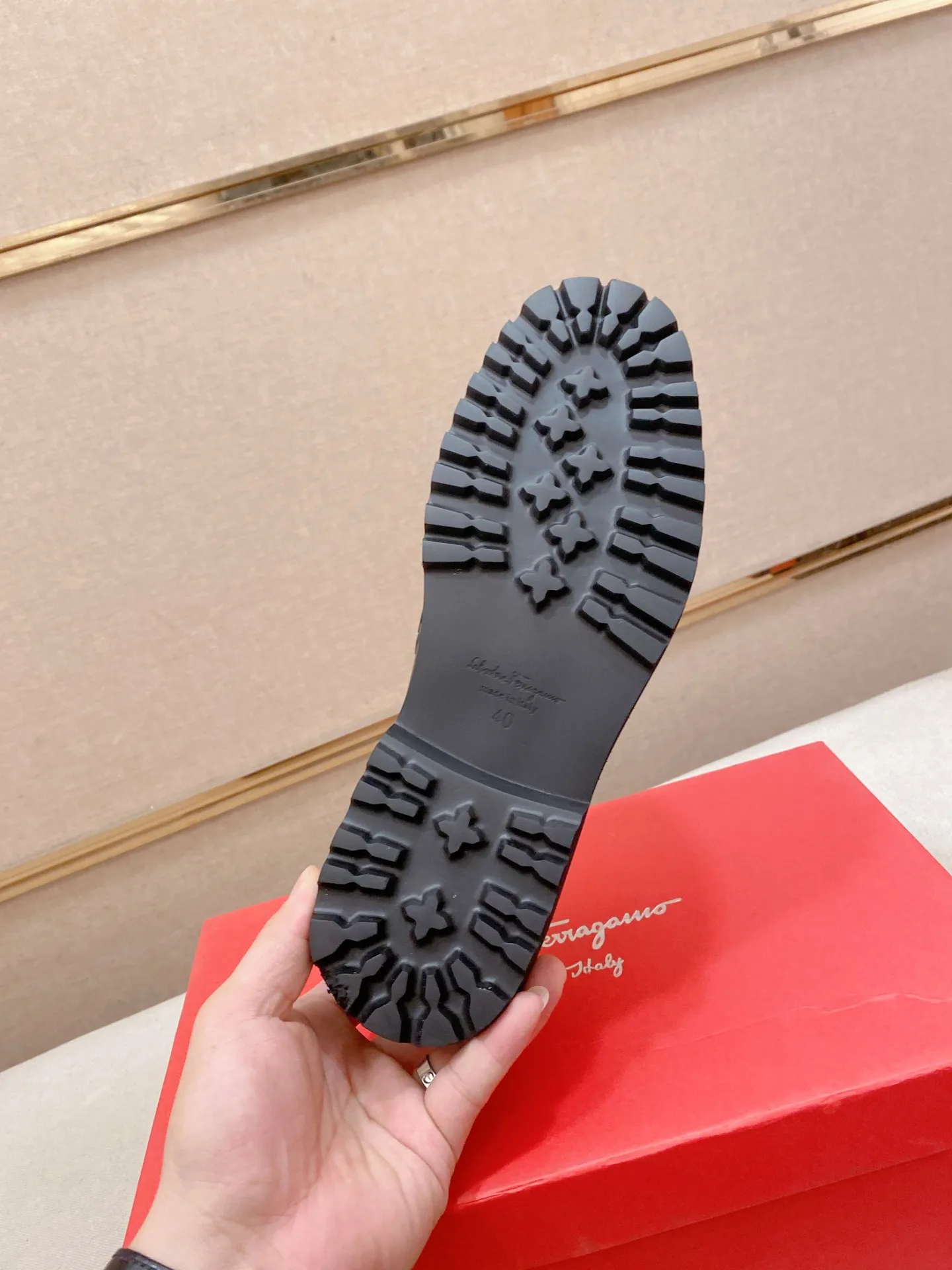 Men's shoes💰: 560💰 High version Ferragamo quality! 🆕🆕Exclusive hot-selling products in stock🔥🔥New products on the shelves, high-quality shoes, high-end driving shoes, with complete packaging! 💪 💪 Material: imported patented cowhide 🐂 + imported high-quality water-dyed cowhide lining + wear-resistant outsole 👍🏻👍🏻 Features: high-end and comfortable, purely handmade 🚀 🚀 Create the perfect shoes that suit you best 🔥 🔥 Size: (38-44) Can be customized 45 non-returnable!